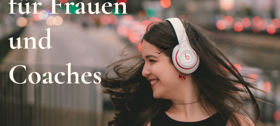 SolfBeat_ Frau auf Straße mit Kopfhörer