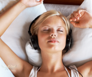 SolfBeat_Frau mit Kopfhörer die Binaurale Beats hört